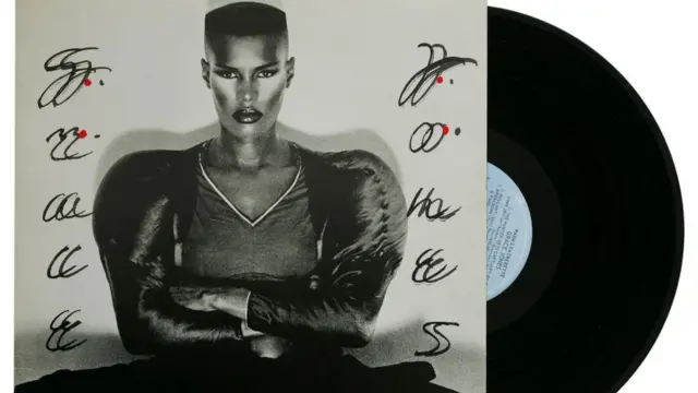 Naslovna strana albuma Warm Leatherette Grejs Džons