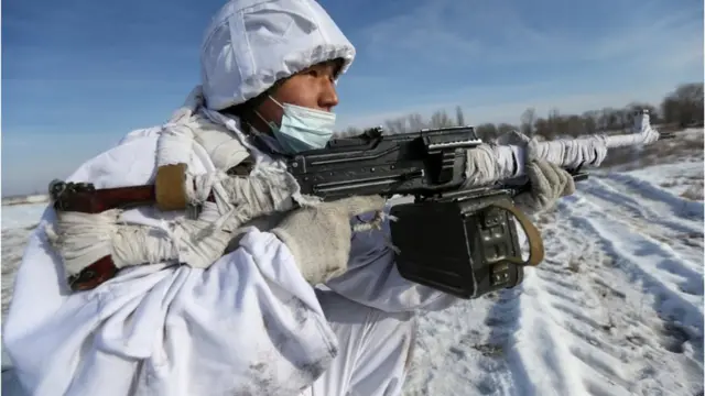 قازق فوجی الماتی کے علاقے میں تربیتی مشکوں کے دوران