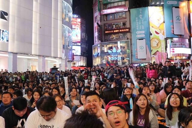 台北市西门町地铁站广场前挤满支持柯文哲的人潮，多数是20至30岁的年轻族群。