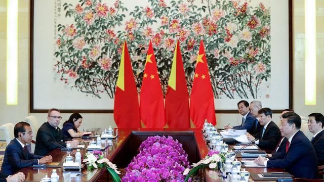 El presidente de Timor Oriental, Tay Matan Rusak (izquierda), reunido con el presidente de China, Xi Jinping (frente a él, al otro lado de la mesa) en Pekín en 2015.