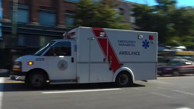 Una ambulancia por las calles de Vancouver.