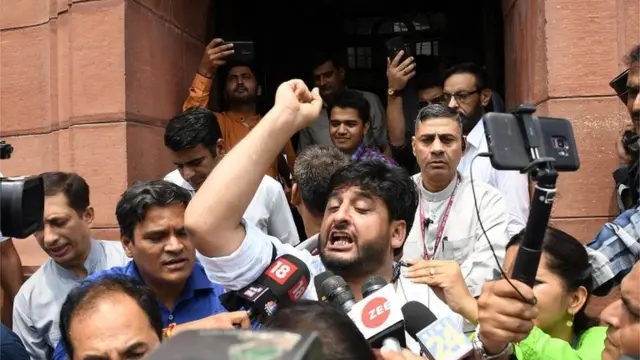 संसद के बाहर पीडीपी का प्रदर्शन