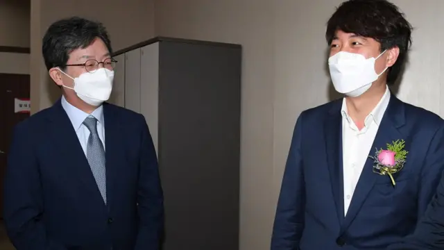 국민의힘 이준석 대표(오른쪽)와 유승민 전 의원이 2일 오전 서울 양천구 kt체임버홀에서 열린 'CBS 제30·31대 재단이사장 이·취임 감사 예식'에 참석해 대화하고 있다