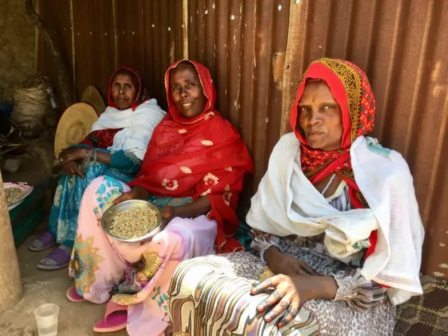 ኣደታት ኣብ መስጊድ ውቕሮማራይ