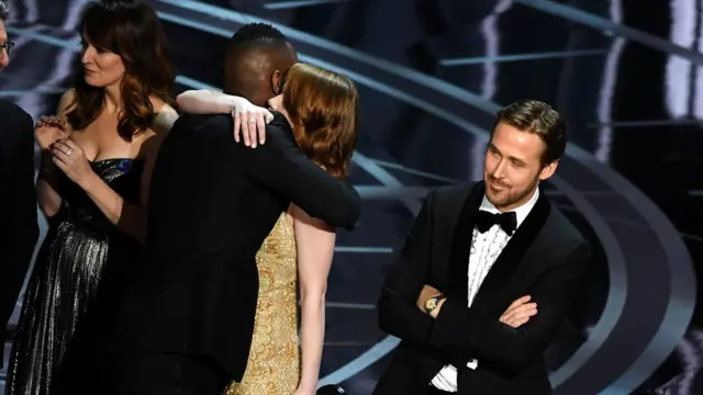 Райан Гослинг и Эмма Стоун поздравляют актера "Лунного света" Махершала Али с победой после обнаружения ошибки