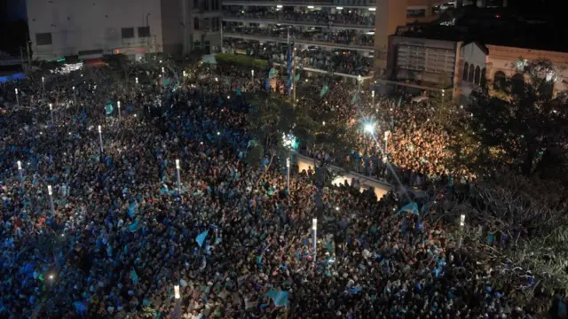 Miles de personas celebran la victoria de Bukele.