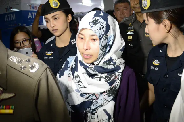 เจ้าหน้าที่ตำรวจคุมตัวนางสาววรรณา หรือ ไมซาเราะ สวนสัน ผู้ต้องหาตามหมายจับในคดีร่วมกันฆ่าผู้อื่น สืบเนื่องมาจากคดีระเบิดราชประสงค์ ในปี 2558