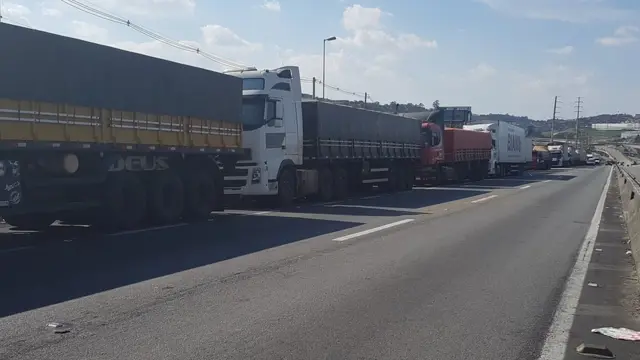 Caminhões parados na estrada