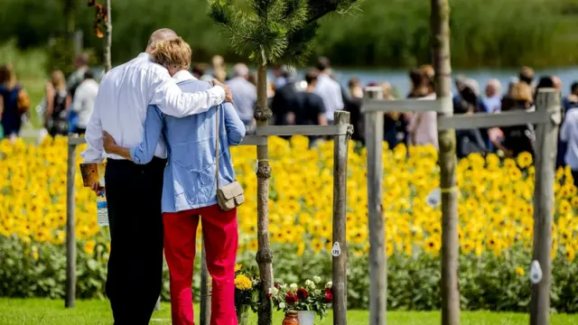 Сейчас деревья маленькие, но потом они вырастут в лес, который в любое время года будет меняться и напоминать о жертвах МН17