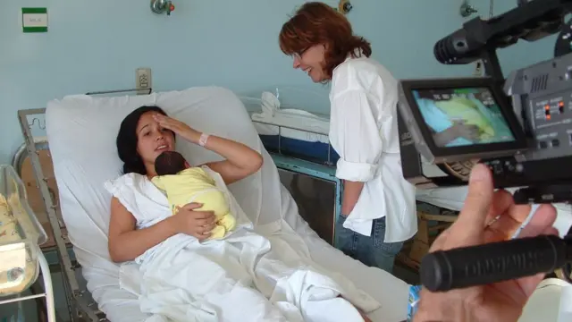 Evelin deitadajogos grátis de futebolcamajogos grátis de futebolhospital enquanto segura a filha no colo e conversa com diretora Sandra Werneck