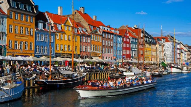 Barcos e bares em canal de Copenhague