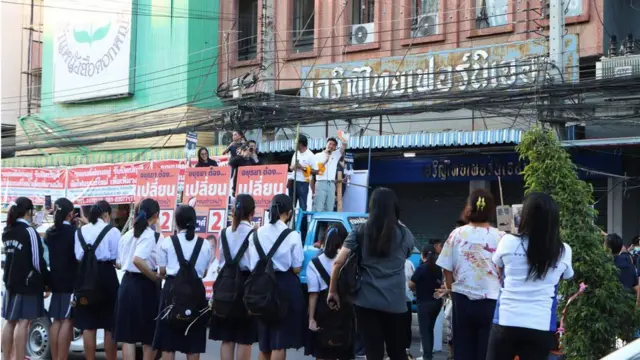 นายธนาธร จึงรุ่งเรืองกิจ ประธานคณะก้าวหน้า หาเสียงช่วยผู้สมัคร อบจ.ลพบุรี