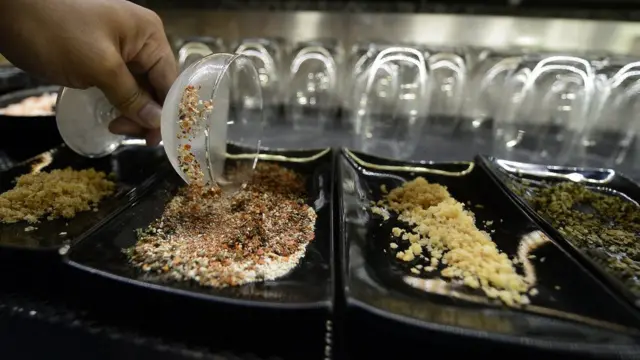 นอกจากจะเพื่อความสวยงามแล้ว บาร์เทนเดอร์จะใช้เครื่องปรุงรสของลาบหมูตกแต่งไว้ที่ขอบแก้ว เพื่อให้เข้าถึงรสชาติของลาบหมูอีกด้วย