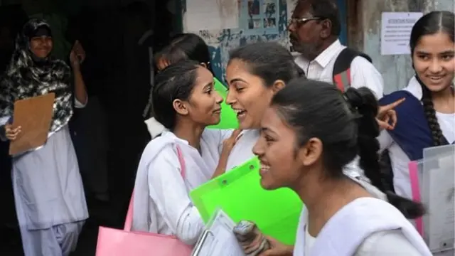 மதராசாவில் படிக்கும் மாணவிகள்