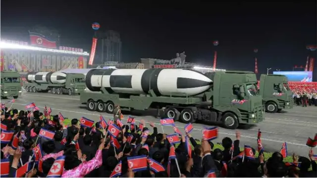 열병식에 등장한 "신형 SLBM"