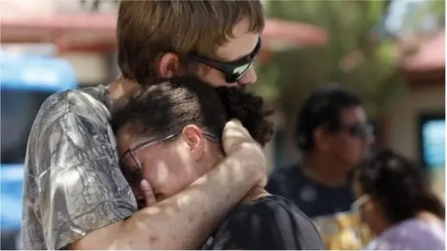 হামলার সময় ওয়ালমার্টে অনেক মানুষ কেনাকাটা করতে এসেছিলেন