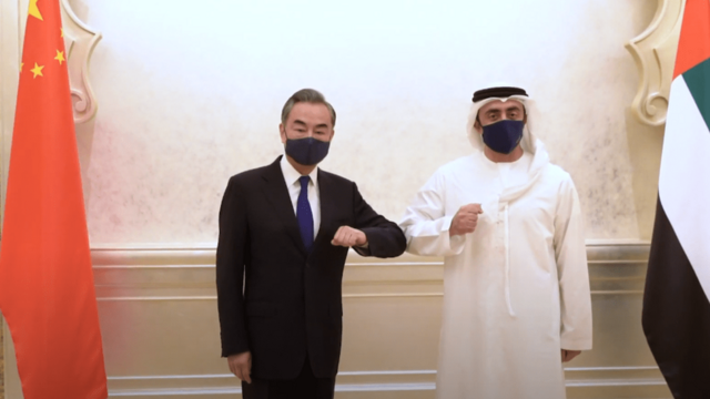 وزير الخارجية الإماراتي مع نظيره الصيني