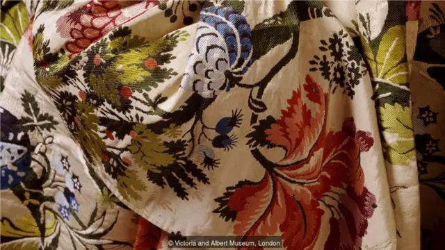 图中这块英国制的锦缎布料细节展现出十八世纪裙装设计師的灵感之源是来自于大自然。(Credit: Victoria and Albert Museum, London)