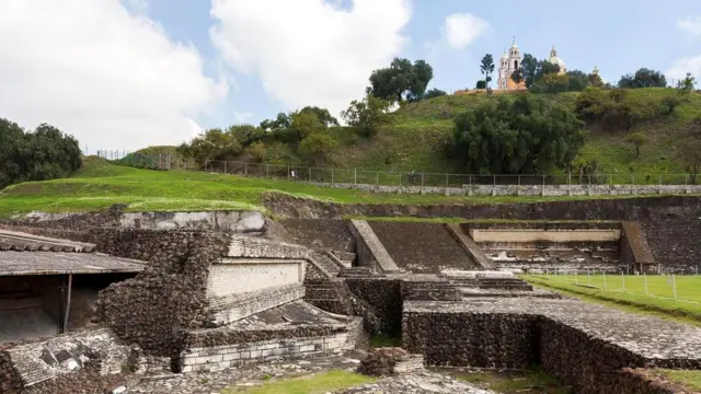 Пирамида была построена, чтобы задобрить Кетцалькоатля - одного из верховных божеств цивилизаций Центральной Америки