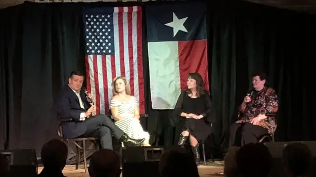 选举前的周六，克鲁兹与妻子、母亲和德克萨斯州州长夫人一起向共和党女性选民拉票。