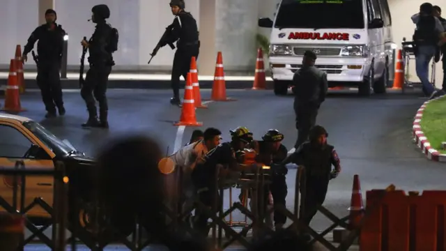 ทีมเจ้าหน้าทีกู้ภัยหลายทีมในโคราช คือ กำลังสำคัญในการลำเลียงผู้บาดเจ็บรวมทั้งประชาชนผู้บริสุทธิ์ที่อยู่ในห้าง