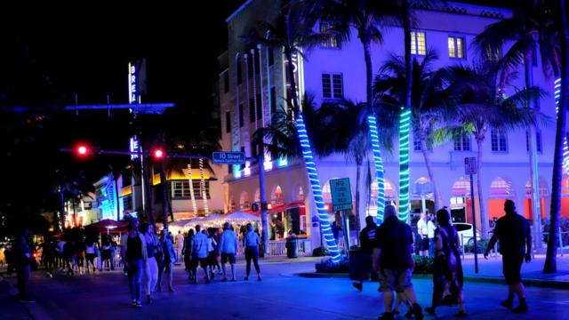 Una calle de Miami Beach de noche