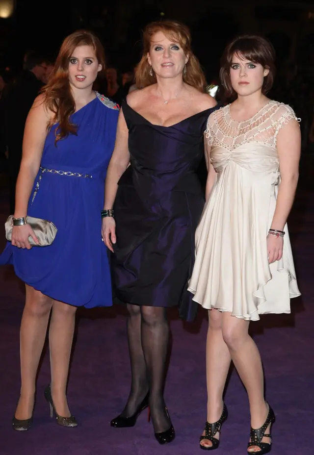As princesas Beatrice e Eugenie com Sarah Ferguson no meio, na estreia britânica de 'The Young Victoria', realizada no Odeon Leicester Square, em Londres, em 2009.