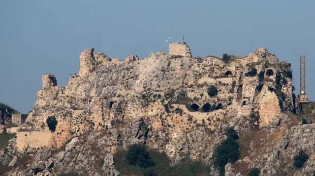Güney Lübnan'daki yıkık ortaçağ tepe kalesi Beaufort Kalesi üzerinde bir İsrail bayrağı ve Golani Tugayı bayrağı dalgalanıyor.