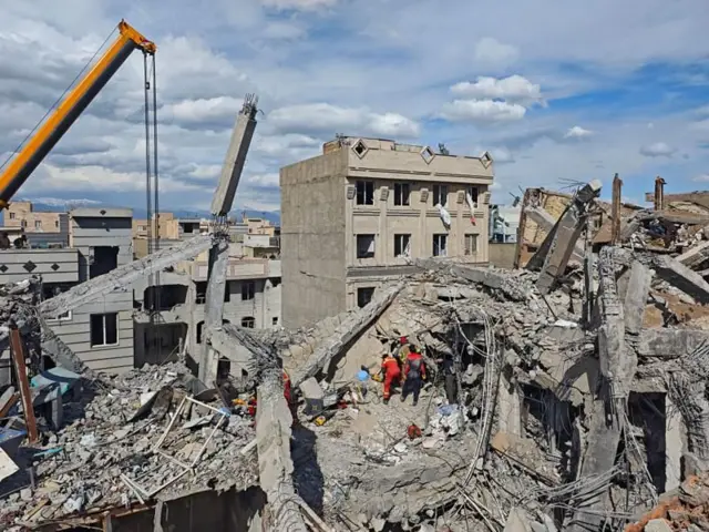 तेहरानमध्ये हवाई हल्ल्यात उद्ध्वस्त झालेली एक निवासी इमारत (27 मार्च रोजीचा फोटो)