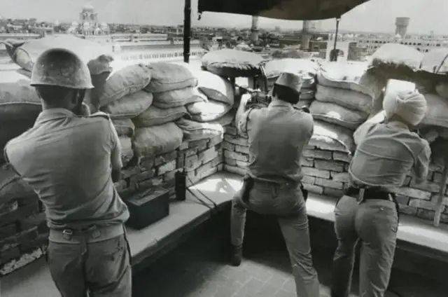 ઑપરેશન બ્લૅક થંડર, 1988 સ્વર્ણ મંદિર ઑપરેશન, જુલિયા રિબેરો, કેપીએસ ગિલ રૂપમ બજાજ, અકાલી, શીખ ઉગ્રવાદીઓ, એનએસજી કમાન્ડો, પંજાબ પોલીસ, રેહાન ફઝલ, ઇતિહાસ, બીબીસી ગુજરાતી 