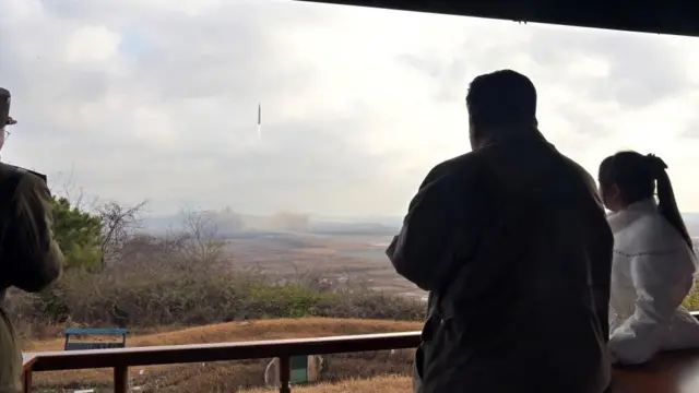 김정은 위원장이 딸과 함께 ICBM 발사를 지켜보고 있다