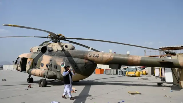 طائرة في مطار كابل