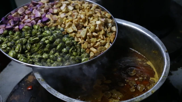 ઊંધિયું બનાવવા માટેના વાસણ સાથે તેમાં પડતી શાકભાજી