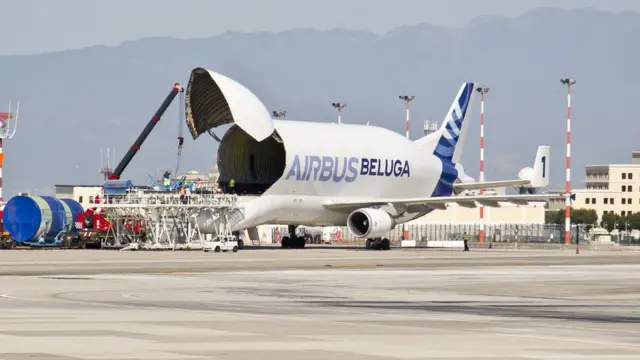 Avión Beluga con la puerta delantera abierta.