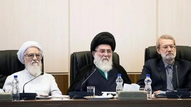 آخرین حضور هاشمی شاهرودی در مجمع تشخیص مصلحت نظام در تیرماه سال جاری. محمدعلی موحدی کرمانی (چپ) در حال حاضر موقتا ریاست مجمع را بر عهده دارد