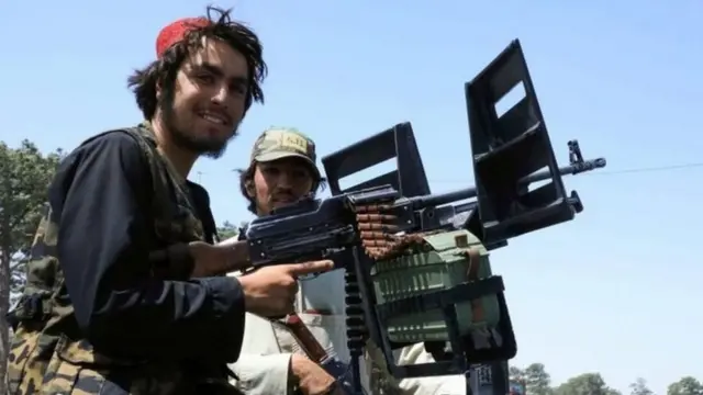 सड़कों पर गश्त लगाते तालिबान के लड़ाके