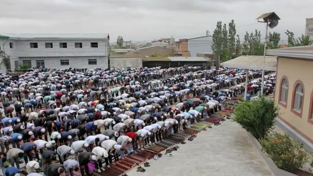 نماز فطر در بندر ترکمن در شمال ایران