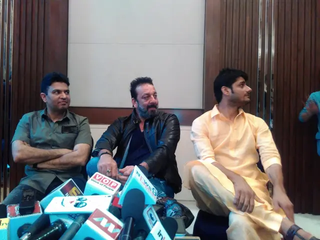 प्रेस से बात करते हुए अभिनेता संजय दत्त