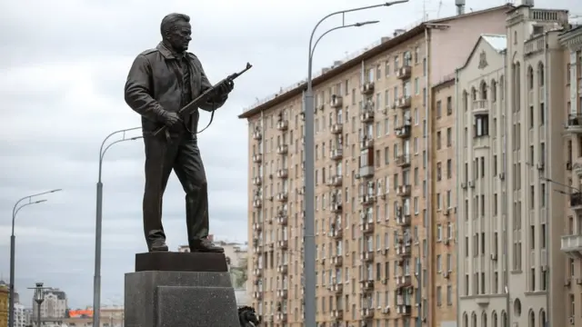 Памятник Калашникову