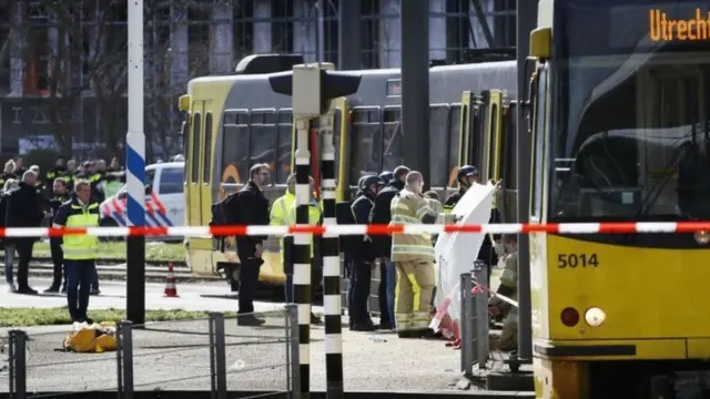 Le tramway immobilisé sur la scène de la fusillade.