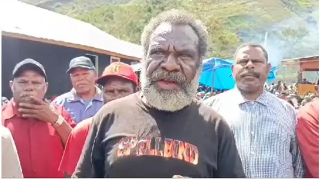 Otis Murib (tengah) dan sekelompok warga dari Distrik Mulia pun menuntut Kodam Cenderawasih untuk bertanggung jawab terkait aksi pembunuhan atas tiga warganya.