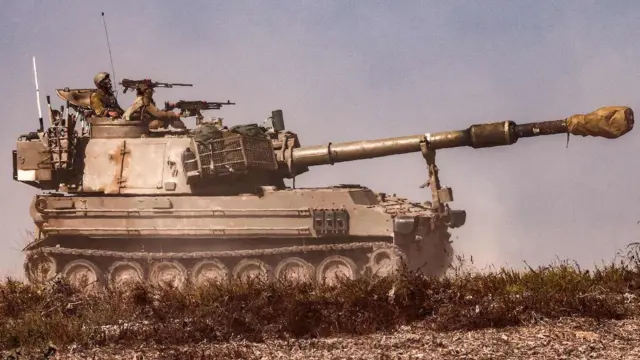 Askari wa jeshi la Israel howitzer wakisonga karibu na mpaka na Ukanda wa Gaza kusini mwa Israel tarehe 3 Novemba 2023 huku kukiwa na mapigano yanayoendelea kati ya Israel na kundi la Palestina Hamas katika Ukanda wa Gaza.