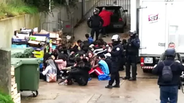 پلیس دانش آموزان بازداشت شده را وادار کرد زانو بزنند و دستهایشان را پشت سرشان بگذارند