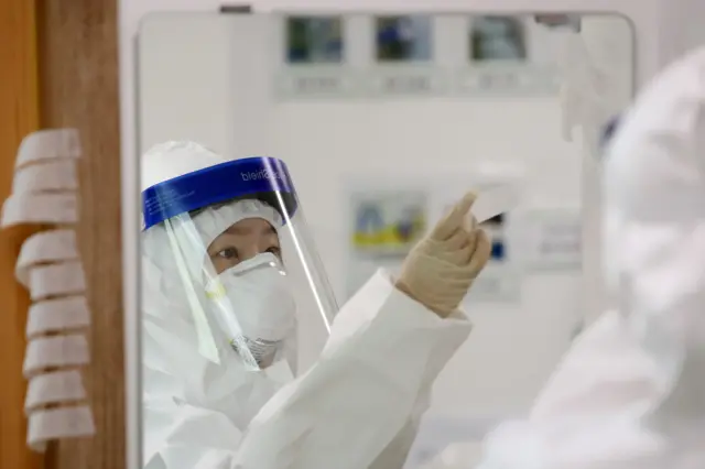 데이비드 콰먼 작가는 "전세계가 한국의 코로나 방역 모범 사례를 지켜보고 있다"고 전했다.