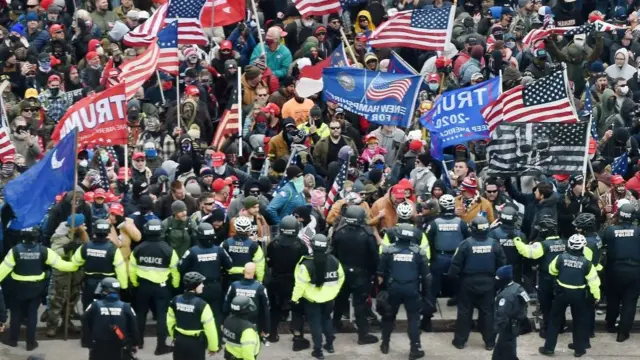 Simpatizantes pro Trump tratando de entrar al Capitolio