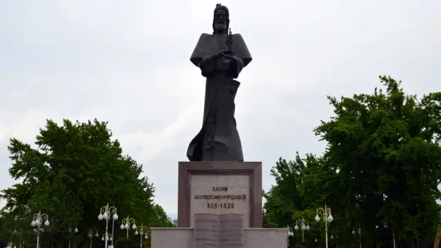 مجسمه فردوسی