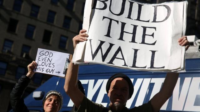 Protesta a favor del muro de Trump.