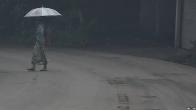 परिसरात पसरलेली राख