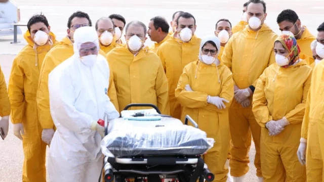 وزيرة الصحة المصرية تتفقد الاستعدادات في مطار العلمين