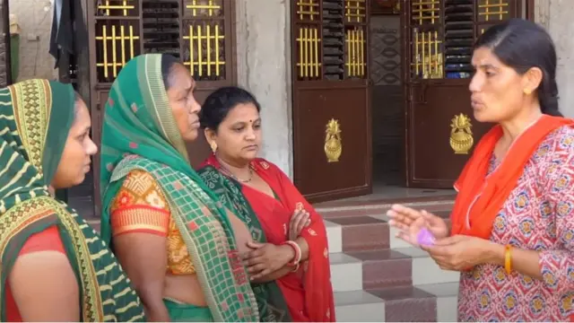 ગ્રામિણ મહિલાઓને માસિક કપ વિશેની સમજ આપતા કાત્યાની તિવારી (જમણે)